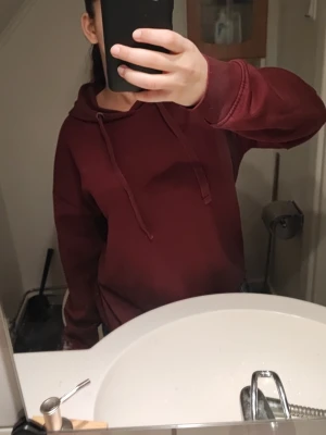 Hoodie - Den är använd rätt så många gånger. Säljer då jag inte använt den på flera månader. Snygg och skön men lite för liten på mig. 