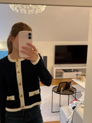 Mörkblå kofta med vita detaljer - Säljer den här jätte fina mörkblåa koftan i storlek S från mango. Koftan är i nyttskick och säljer den för 400 men pris kan diskuteras🩷