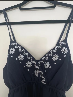 mörkblå broderad linnetopp - mörkblå topp som inte kommer till använding, passar storlek XS och S! 💕💕