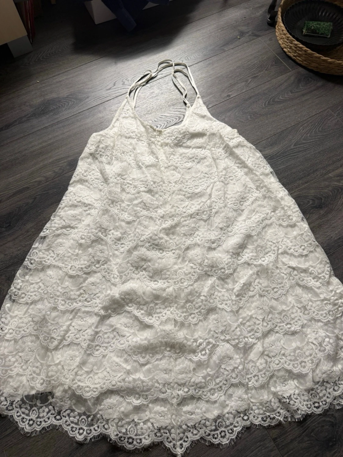 Vit spetsklänning med tunna band