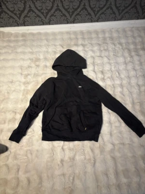 Hoodie  - Säljer en hoodie från Levis i storlek S, den är i fint skick🥰