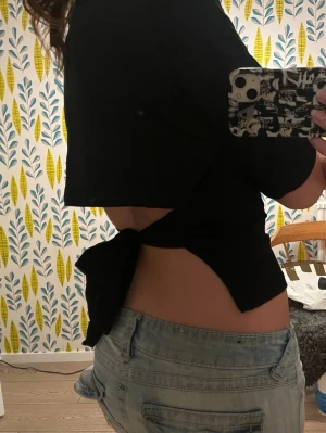 Svart tshirt med knyt i ryggen - Från nelly nästan aldrig använd 💕