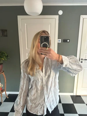 Ljusblå blus  - Fin ljusblå blus från Zara! Kommer tyvärr inte till användning tillräckligt 🤗🩵