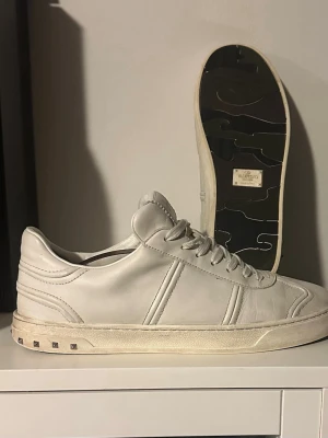 Valentino flycrews  - Säljer ett par vita Valentino flycrews. Inga spikar borta. Kommer med 5 extra nitar. Perfekta inför våren och sommaren. Sitter liten i storleken 