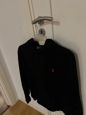 Ralph lauren hoodie  - Tjena! Säljer nu hoodien då den är för liten. Jag fick den i julklapp för 1år sen och använde den aldrig för den va typ redan då för liten. 