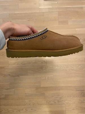 UGG Tasman - Skor som har använts några gånger och är verkligen varma. Säljer dem eftersom jag inte längre behöver dem.