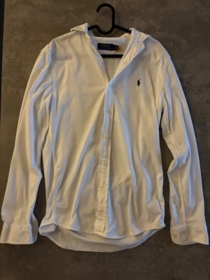 Ralph Lauren - Klassisk vit skjorta från Polo Ralph Lauren | Perfekt till jeans eller chinos för en snygg outfit | Använd ett fåtal gånger | Inga defekter | Hör av dig vid funderingar eller frågor📩