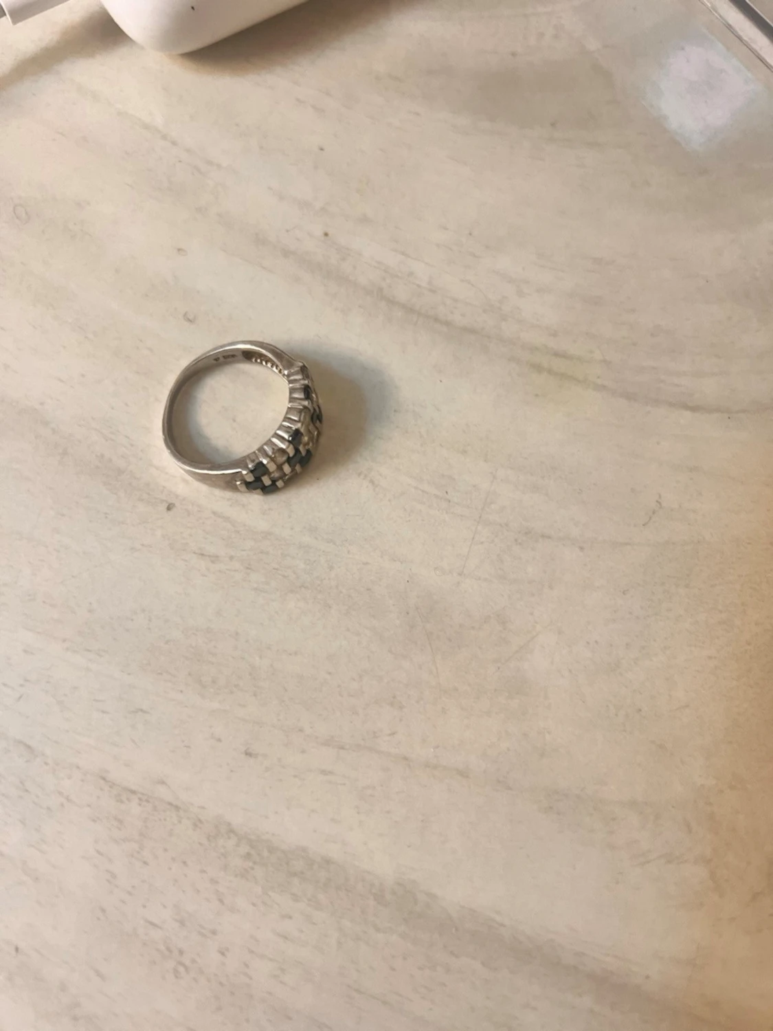 Silvrig ring med rutigt mönster - 2