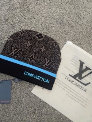 Lvmössa  - Svart och blå Lvmössa SÄKRA eran vinter med en fet mössa från oss