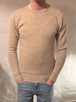 John Henric tröja - John Henric ull/cashmere tröja. Bra skick 8-10✅Nypris 1200kr vårt pris 249💳 Storlek S kan passa X. Vid frågor eller funderingar hör av er📩