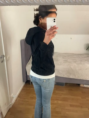 Zip up hoodie svart - Inte använda på länge. Fin svart zip up hoodie.