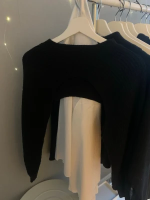 Svart stickad bolero - Säljer en svart stickad bolero med långärmad modell. Perfekt att slänga över ett linne eller t-shirt för extra värme och stil. Enkel att matcha och supertrendig just nu🤍