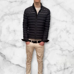 J.Lindeberg jacka  - Hej! Säljer nu denna väldigt snygga och eftertraktade J.Lindeberg jacka. Jackan är slutsåld överallt och går inte att få tag på… jackan är perfekt skick inga hål eller nåt den är perfekt nu på våren/sommaren storlek S nypris: runt 5000kr säljs för 2000kr 