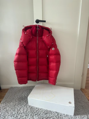 Moncler Pascal Jacket - Moncler Pascal, Cond 9/10 ingen cartoon annars flawless, Size 4 Fits L, Retail 13900kr, Tveka inte på att skicka ett meddelande vid frågor eller liknande🙌