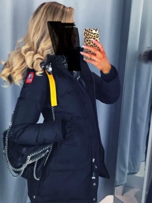 Svart dunjacka från Parajumpers - Säljer min svarta långa dunjacka från Parajumpers med gul detalj vid kragen och patch på ärmen. Jackan har dragkedja och knappar framtill samt hög krage för extra värme. Perfekt för kalla dagar och riktigt snygg till vintern.