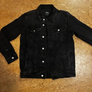 Svart jeansjacka - Svart jeansjacka från Zara. Använd ett fåtal gånger. Passar S/M