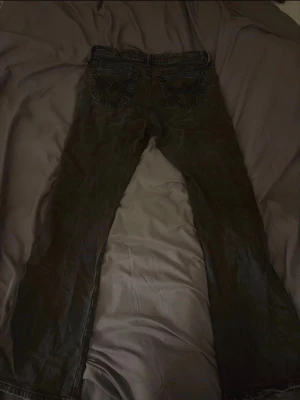 Svarta bootcut jeans - Jätte snygga jeans med mönster på baken