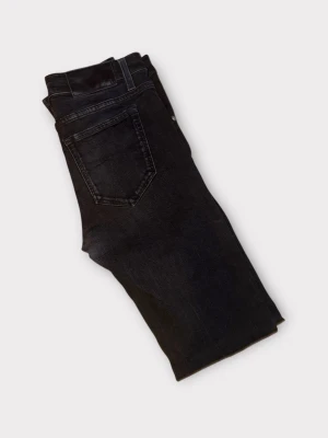 Svarta slim  jeans  - Svarta jeans med klassisk femficksdesign och smal passform. Jeansen har en låg midja och är tillverkade i stretchigt denim för en tajt look. Perfekta för dig som gillar en stilren och enkel vibe. Snygga att matcha med sneakers eller boots.