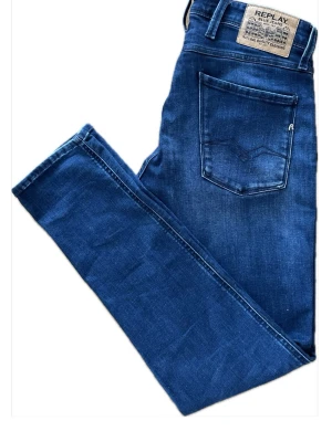 Replay Anbass jeans - Mörkblå jeans med snygg tvätt.  Nyskick, inga defekter W32 L32, Passform: slim Jag på bild är 180cm lång Fler feta jeans i min profil Priset är inte hugget i sten, hör av er om ni har någon fråga (Följ mig för att få 20% rabatt)