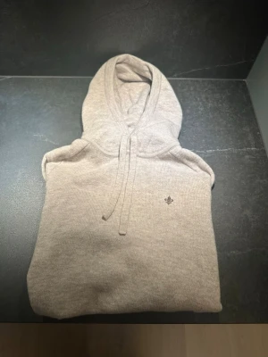 Stickad hoodie ifrån Morris - Hejsan! Jag säljer nu denna riktigt feta tröja ifrån Morris i storlek xs. Den är i extremt bra skick och är använd 3-4 ggr! Har tyvär ej kvitto men självklart äkta! Hör av er om ni har frågor!😁