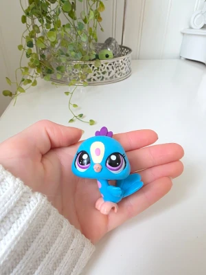 Littlest pet shop - PEACOCK BIRD #1678 - Authentic Littlest Pet Shop - Hasbro LPS Generation 2, vilket gör att den är värd mer Finns fler i min profil för samfrakt