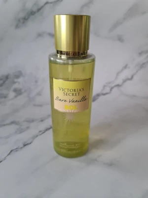 Bare Vanilla Sol Fragrance Mist victorias secret  - Fräsch body mist från Victoria's Secret med solig twist på Bare Vanilla. Inslag av sunshine pomelo och vanilla zest. Volym: 250 ml. Perfekt för dig som vill ha en lätt och upplyftande doft i vardagen. Helt ny och oanvänd 
