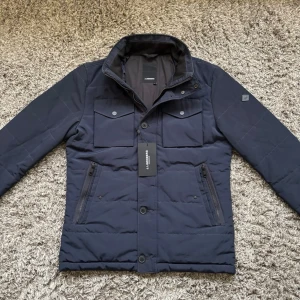 J Lindeberg fodrad field jacket - Säljer denna riktigt feta j Lindeberg field jacketen!⭐️Skick : 9/10!🙌Storlek L passar också M!⭐️NYPRIS = 4000kr! Hör gärna av er om ni har funderingar!👍