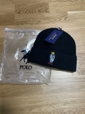 Polo Ralph Lauren mössa - Seljee en polo Ralph Lauren mössa i nytt skick perfekt för de som vill va extra varm denna vinter 