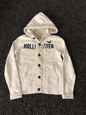 Hollister cardigan-sällsynt  - Säljer nu denna Sällsynta hollister hoodien | st M | Eftertraktad | skick 9/10 | obs kan gå ner i pris vid snabb affär! 