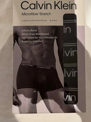 Svarta Mikrofiber kalsonger från Calvin Klein - Hej!  Säljer svarta mikrofiber kalsonger från Calvin Klein i microfiber stretch. Kalsongerna har en stilren design med logga längs kanten och är tillverkad i återvunnen polyester och elastan för maximal komfort och smidig passform.  OBS!!!!!! Aldrig använda!!!! Tog bara ut ett par sen insåg jag att jag hade fått hem fel.   Vill du veta något mer eller vill ha fler bilder så är det bara att skriva! Priset är såklart inte hugget i sten!