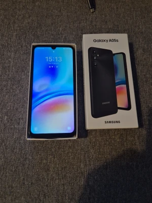 Samsung Galaxy A05s - Samsung Galaxy A05s i nyskick, komplett med originalkartong. Stor skärm, trippelkamera och modern design. Perfekt för dig som söker en prisvärd och pålitlig Android-telefon. Inga synliga repor eller skador, ser ut att vara sparsamt använd.
