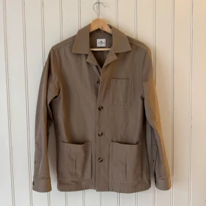 John Henric overshirt - Tjenare! Säljer en otroligt fin och stilren overshirt ifrån märket John Henric. Den är i mycket bra skick och är i storlek S. Passar perfekt nu till hösten. Hör gärna av er vid frågor och funderin