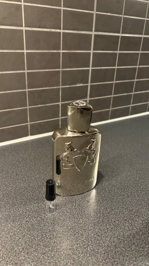 Parfums De Marly Pegasus  - Parfums de Marly Pegasus – lyxig och fräsch doft med inslag av mandel, citrus och vanilj. 📦 Prov/test på 2 ml – perfekt för att testa innan köp.