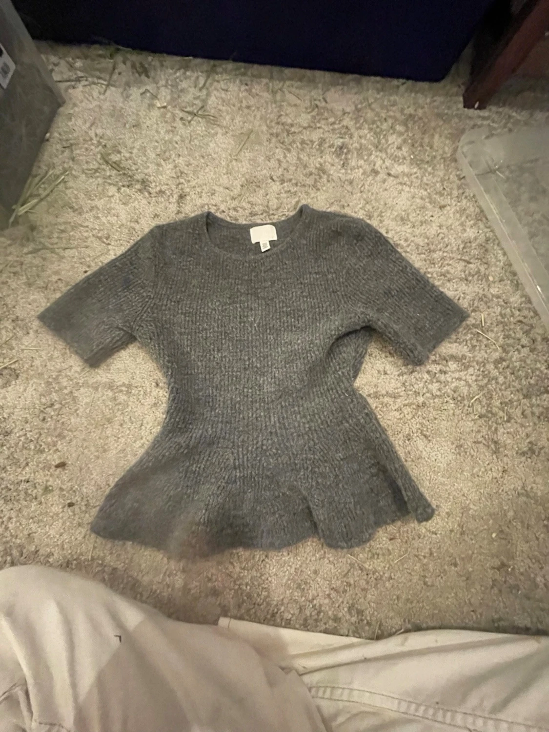 Grå stickad topp med volangkant - 1