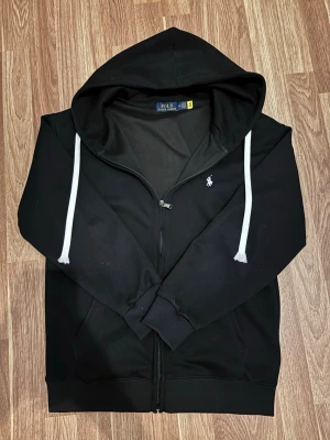 Ralph lauren tröja  - Toppskick aldrig använd. Helt ny inga skador eller något. Jag tror jag har kvar lappen som man kan få med.