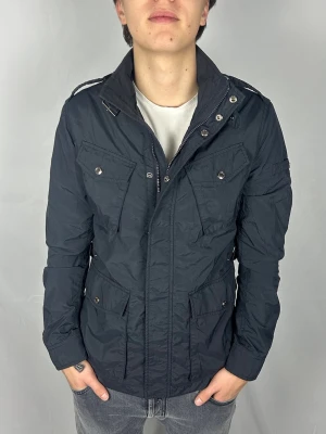 Woolrich Fieldjacket - Size: M Skick: 8.5/10, väldigt bra utan märkbara defekter. Retail pris: 4000kr (+). Modellen är 185cm och väger 78kg. Hör av dig vid frågor eller funderingar!