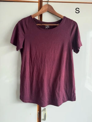 Lila/vinröd topp - Passar på att göra om mina annonser så du kan få gratis frakt (gäller i 7dagar) står det ej gratis frakt så har tiden passerat. 🌹❤️ alla mina kläder är i fint/okej skick utan större defekter om inget annat står . Allt är använt så vanligt slitage kan förekomma 