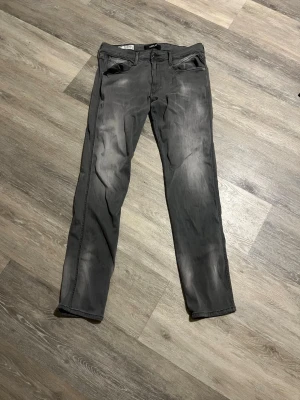 Replay anbass  - Säljer ett par grå jeans från Replay med snyggt tvättad effekt. De är då modell anbass vilket är slim fit. Storlek 33:34. Sitter lite mindre dock. Kom privat vid fundering på passform eller annat