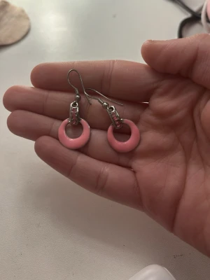 Rosa örhängen - Säljer ett par vackra rosa örhängen, oanvända bara testat💗