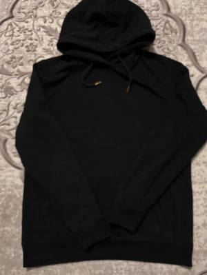 Svart Hoodie från 157  - Svart Hoodie från 157. Riktig skönt och bekvämt. Den har inga defekter eller så men bara lite nopprigt.