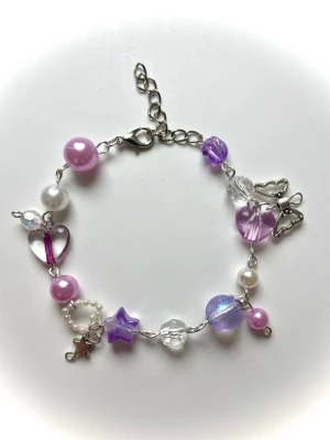 Lila och rosa pärlarmband med stjärnor - Handgjort armband med berlocker och pärlor i lila🦄liten gåva på köpet. Finns mer på min profil🥰