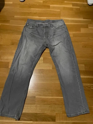 Grå Weekday Space Relaxed Jeans 34/32 - Säljer ett par gråa Space Relaxed Straight Jeans från Weekday i storlek 34/32. De har en rak passform med avslappnad vibe och klassisk femficksdesign. Materialet är mjukt jeans-tyg som sitter skönt hela dagen.