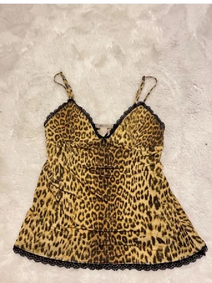 Leopardmönstrad linnetopp med spets  - Säljer en leopardmönstrad linnetopp från MNG Suit i storlek M. 