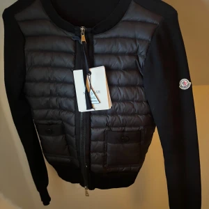 Moncler cardigan - Svart Moncler cardigan 🖤storlek 1-XS Jättebra skick, inga defekter Äkta Säljes då den inte kommer till användning