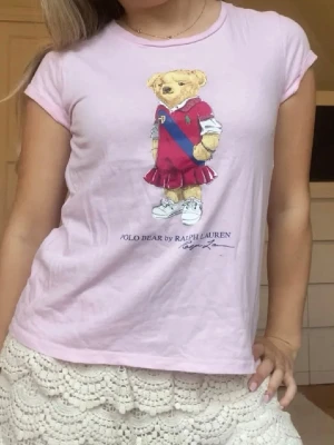 Polo Ralph Lauren tshirt  - Jätte fin rosa Polo Ralph Lauren tshirt med en teddybjörn. Barnstorlek 10-14år, 150cm men passar xxs/xs
