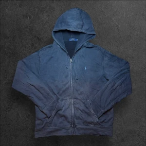 Ralph Lauren hoodie - herr strl L - Säljer en washed blå Polo Ralph Lauren hoodie i storlek L   👕 Märke: Polo Ralph Lauren 📏 Storlek: L 🎨 Färg: washed blå 📍 Skick: Bra skick (se bilder)  💬 Har du några frågor är det bara att höra av dig! 💰 Vid snabb affär kan priset diskuteras. 📦 Skickar alltid inom 24 timmar!