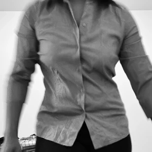 Olivgrön skjorta från Sisters - Olivgrön skjorta från Sisters med klassisk krage och knappar framtill. Skjortan har trekvartsärm och är tillverkad i bomull, vilket gör den skön och lätt att bära. Enkel och stilren modell som passar till många olika looks. Stretchig. Aldrig använd, enbart testad. 