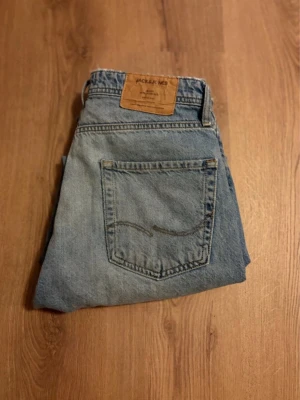 Jack & Jones Loose Chris ljusblå jeans - Ljusblåa Jeans från Jack&Jones. Skick 9/10 - Storlek 31/30 - Modellen är 185 och jeansen sitter 2-3cm kort. Hör av dig vid frågor✌🏻