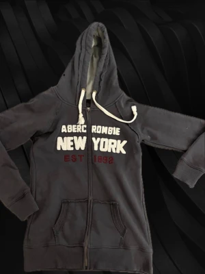 Abercrombie and Fitch - Abercrombie & Fitch hoodie med dragkedja. Skön passform, huva med snören. Använd men i fint skick.