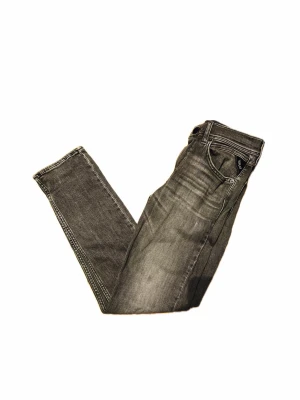 Replay grå jeans straight fit - Säljer ett par gråa Replay jeans i rak modell. Klassisk femficksdesign med snygga sömdetaljer på bakfickorna. Jeansen har normal passform och är tillverkade i mjukt jeanstyg som sitter skönt hela dagen.